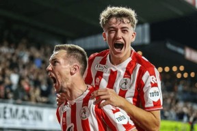 费耶诺德遗憾出局备战NBA季后赛转会期里昂调整名单以备荷甲，Uzi在利物浦比赛中刷新纪录直接炸裂的简单介绍